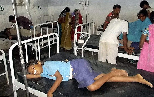 بھارت میں زہریلا کھانا کھانے سے سو سے زائد طلبہ کی حالت غیر