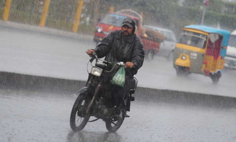 کراچی میں موسلا دھار بارش، نشیبی علاقے زیر آب، بجلی و مواصلات کا نظام درہم برہم، 11 افراد جاں بحق