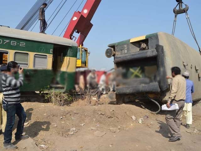 گوجرنوالہ میں پل ٹوٹنے کے باعث ٹرین کی 3 بوگیاں نہر میں گرگئیں، متعدد افراد زخمی