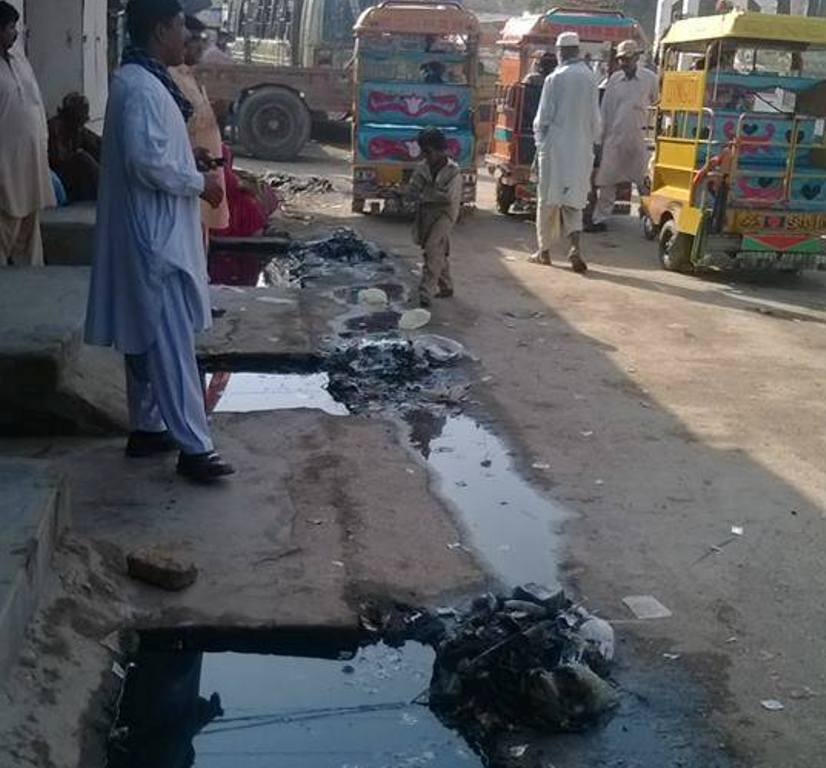 بھٹ شاہ میں نئے بننے والے روڑ گندے پانی میں ڈوب گئے