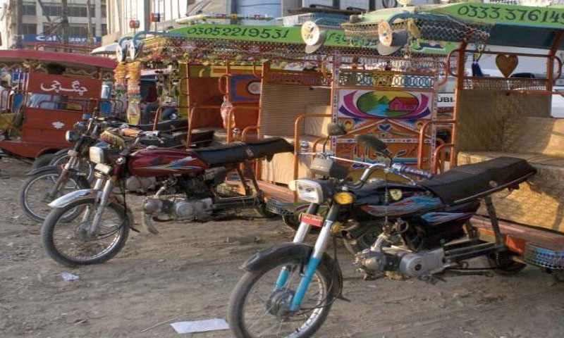 ٹنڈوآدم میں پولیس کا چنگ چی رکشہ کے خلاف کریک ڈاؤن، سینکڑوں رکشے پکڑ لیے