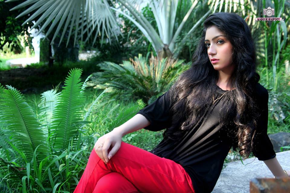 نئی ابھرتی ہوئی ماڈل ماہی علی کا فوٹوگرافروں کے لیے خوبصورت پوز