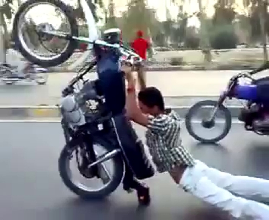 شاھ عبدالطیف بھٹائی آنے والے زائرین بنا سلنسر تیز رفتار موٹرسائیکلوں کی وجہ سے ذہنی اذیت میں مبتلا