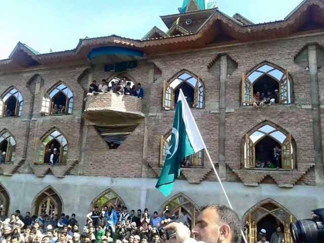 مقبوضہ کشمیر میں بھی جشن آزادی کے موقع پر سبز ہلالی پرچم لہرا دیا گیا