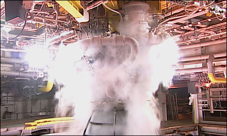 ناسا کا اسپیس لانچ سسٹم کے طاقتور راکٹ کے انجن آر ایس 25 کا تجربہ