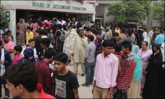 میٹرک امتحانات میں فیل طلبا کا تیسرے روز بھی بورڈ آفس پر احتجاج