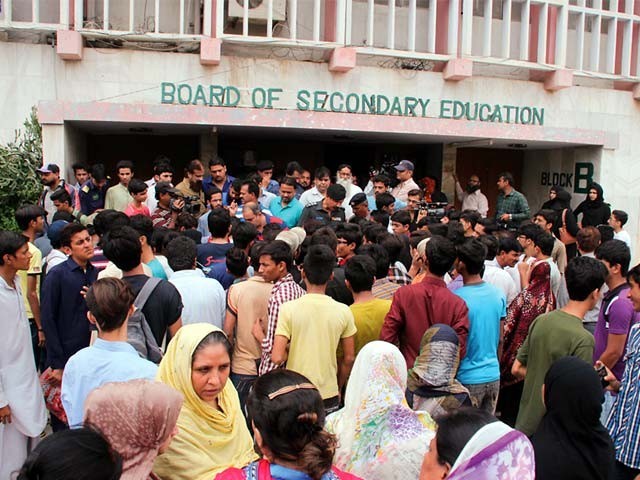 میٹرک بورڈ میں احتجاج کرنیوالے فیل طلبا کے نتائج کی اسکروٹنی، 99 فیصد ناکام نکلے