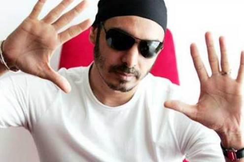 بھارتی گلوکار سکھبیر سنگھ سے 29 ہزار ڈالر برآمد، کسٹم حکام کو چکمہ دے کر فرار