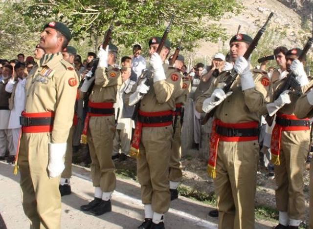 شجاع خانزادہ کی قبر پر فاتحہ خوانی، فوجی دستے نے سلامی پیش کی