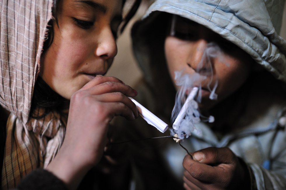 افغانستان : شورش زدہ علاقوں میں ہزاروں بچے نشہ کی لت میں مبتلا ہیں : رپورٹ