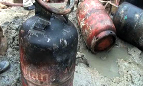 کراچی: کورنگی میں سلینڈر پھٹنے سے دھماکہ، 3 دکانیں، ایک کار تباہ