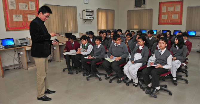 پردے کے پیچھے