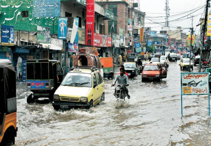 لاہور میں موسلا دھار بارش کے باعث نظام زندگی درہم برہم