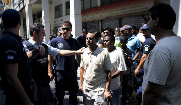 یونان : تارکین وطن رجسٹریشن نہ ہونے پر سراپا احتجاج، پولیس سے دوسرے روز بھی ہاتھا پائی