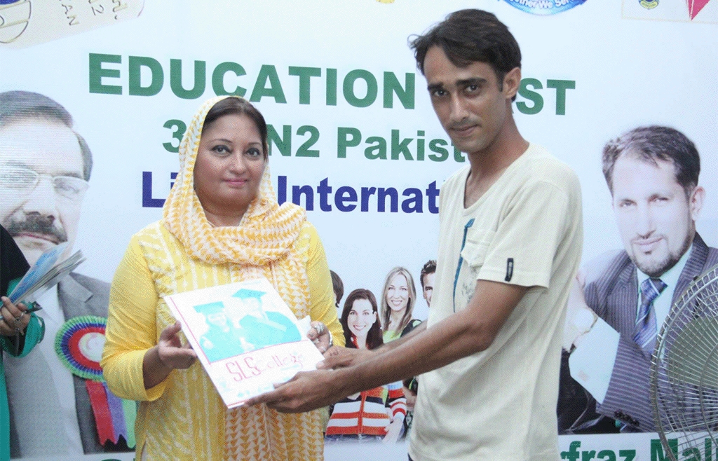 SLS کالج جہلم کی تقریب ِ اسناد میں معروف شاعرہ سمن شاہ کی خصوصی شرکت