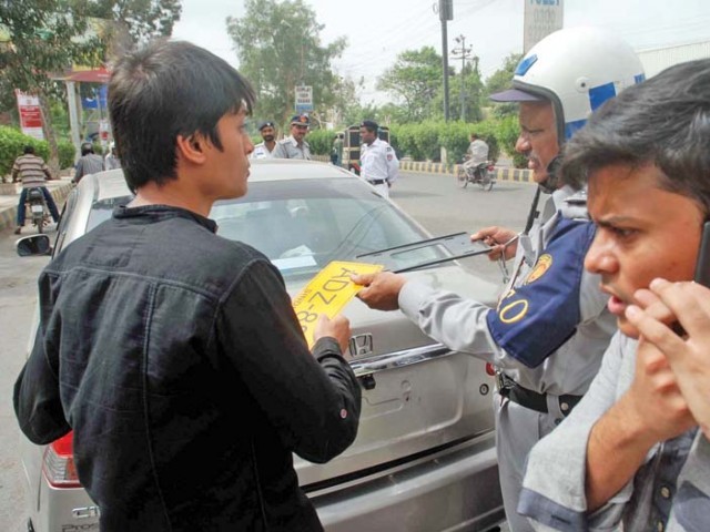 محکمہ ایکسائز اینڈ ٹیکسیشن دو سال سے گاڑیوں کی نمبر پلیٹس جاری نہیں کر رہا