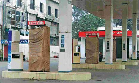 لاہور کے کئی علاقوں میں پیٹرول پمپ بند کر دیے گئے