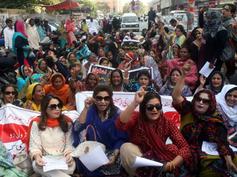 سوات : لیڈی ہیلتھ ورکرز کا مینگورہ گراسی گراؤنڈ کے قریب اپنے مطالبات کے حق میں مظاہرہ