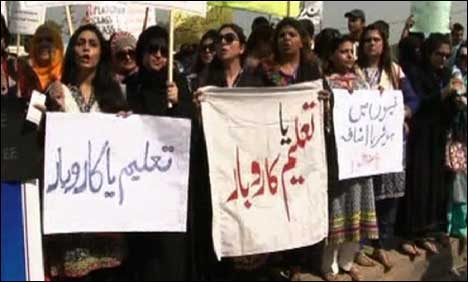 کسی شہر میں نجی اسکول پرانی فیسوں پر آ گئے تو کہیں اضافی فیس پر ڈٹ گئے