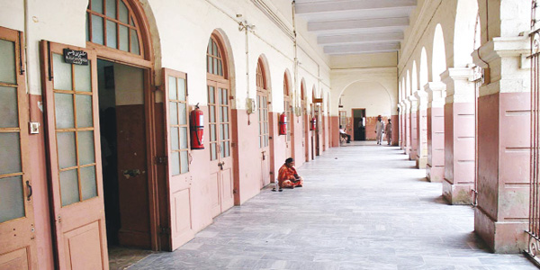 کراچی : وکلا کی دہشتگردی کا مقدمہ درج ہونے پر دوسرے روز بھی ہڑتال