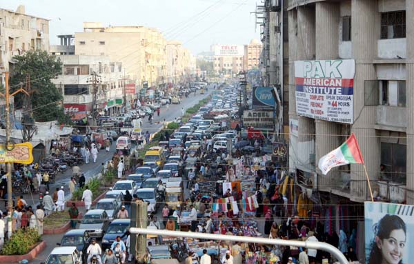 بازار کے فٹ پاتھوں پر تاجروں کا قبضہ، سڑکوں پر رکشوں، موٹر سائیکلوں اور دیگر گاڑیوں کی بھرمار