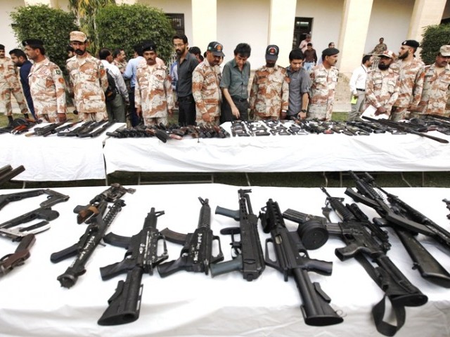 کراچی : سرجانی ٹائون میں پولیس کا چھاپہ، بھاری مقدار میں اسلحہ برآمد