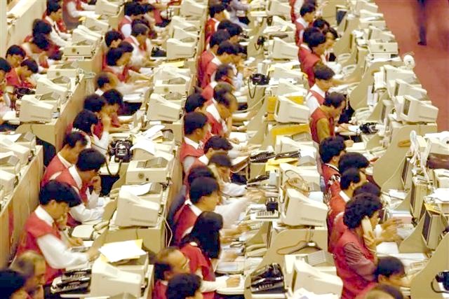 وقت کی ہر شے غلام