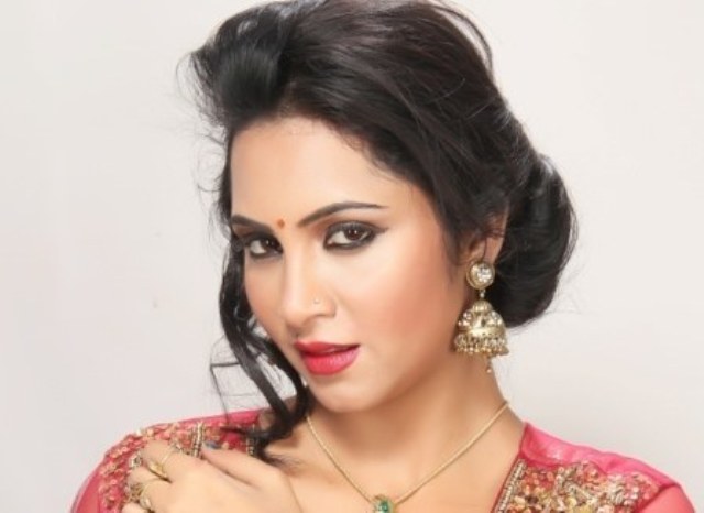 عرشی خان پاکستان کی حمایت میں شیو سینا کے سامنے ڈٹ گئی