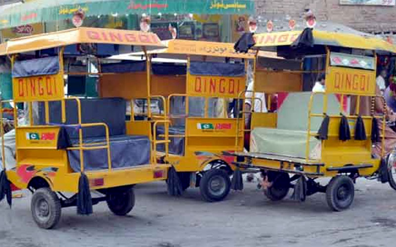 چنگ چی رکشہ طلبہ کے لئے باسہولت سواری بن چکا تھا، اب بسوں کے ذلت آمیز دھکے مقدر بنا دئے گئے ہیں