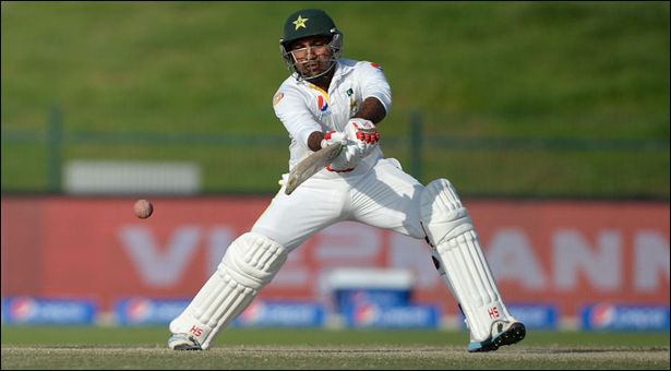 دبئی ٹیسٹ :پاکستان نے انگلینڈ کیخلاف کھانے کے وقفے پر دو وکٹ پر 85 رنز بنا لئے