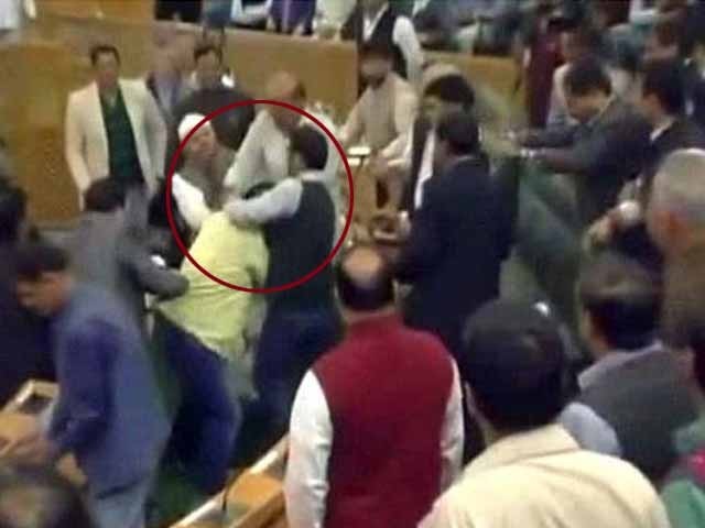 مقبوضہ کشمیر اسمبلی میں گائے کے ذبیحہ کی حمایت پر بی جے پی ارکان کا مسلمان رکن پر تشدد