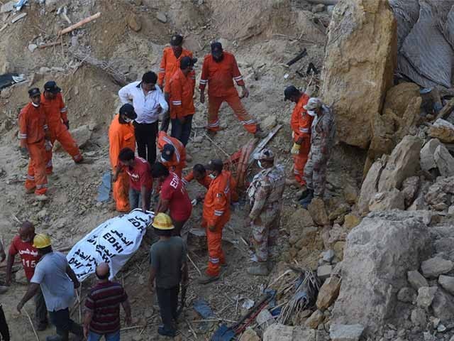 کراچی میں جھگیوں پر مٹی کا تودہ گرنے سے 13 افراد جاں بحق