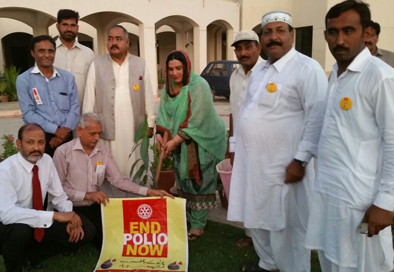 درخت زمین کا حسن  ماحول کو صاف ستھرا رکھنے کا قدرتی ذریعہ بھی ہیں۔ ممتاز بیگ