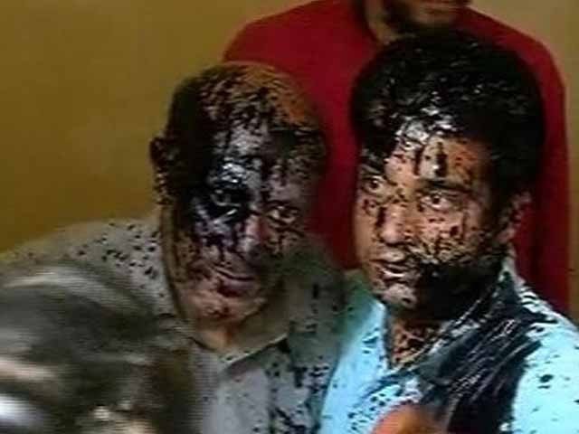 انتہا پسندوں ہندوؤں کا مقبوضہ کشمیر کے مسلم رکن اسمبلی پر حملہ، منہ پر سیاہی پھینک دی