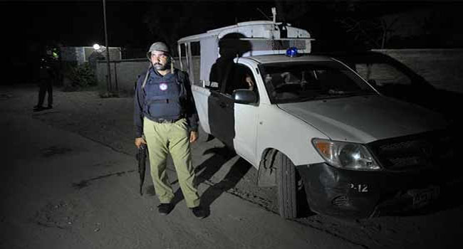 کراچی کے علاقے منگھو پیر میں پولیس مقابلہ، 8 دہشتگرد ہلاک