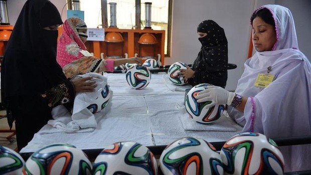 فٹبال ورلڈکپ 2018؛ پاکستان کو بڑے پیمانے پر فٹبالز کی تیاری کا آرڈر مل گیا