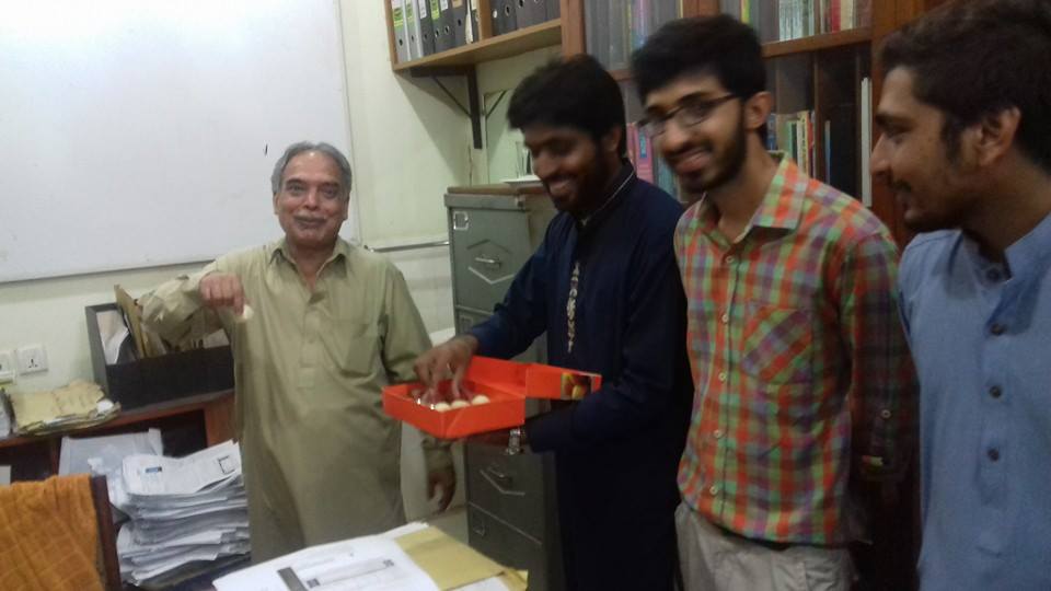 پنجاب یونیورسٹی میں ٹیچر ڈے  پر اسلامی جمعیت طلبہ نے اساتذہ میں تحائف اور پھول پیش کئیے