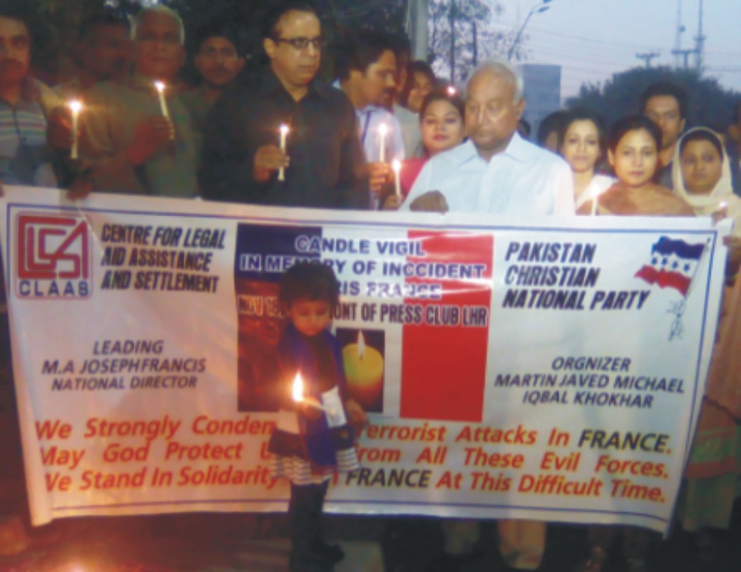 کلاس’  کے زیراہتمام پریس کلب لاہور کے سامنے سانحہ فرانس پر شمعیں روشن کی گئیں