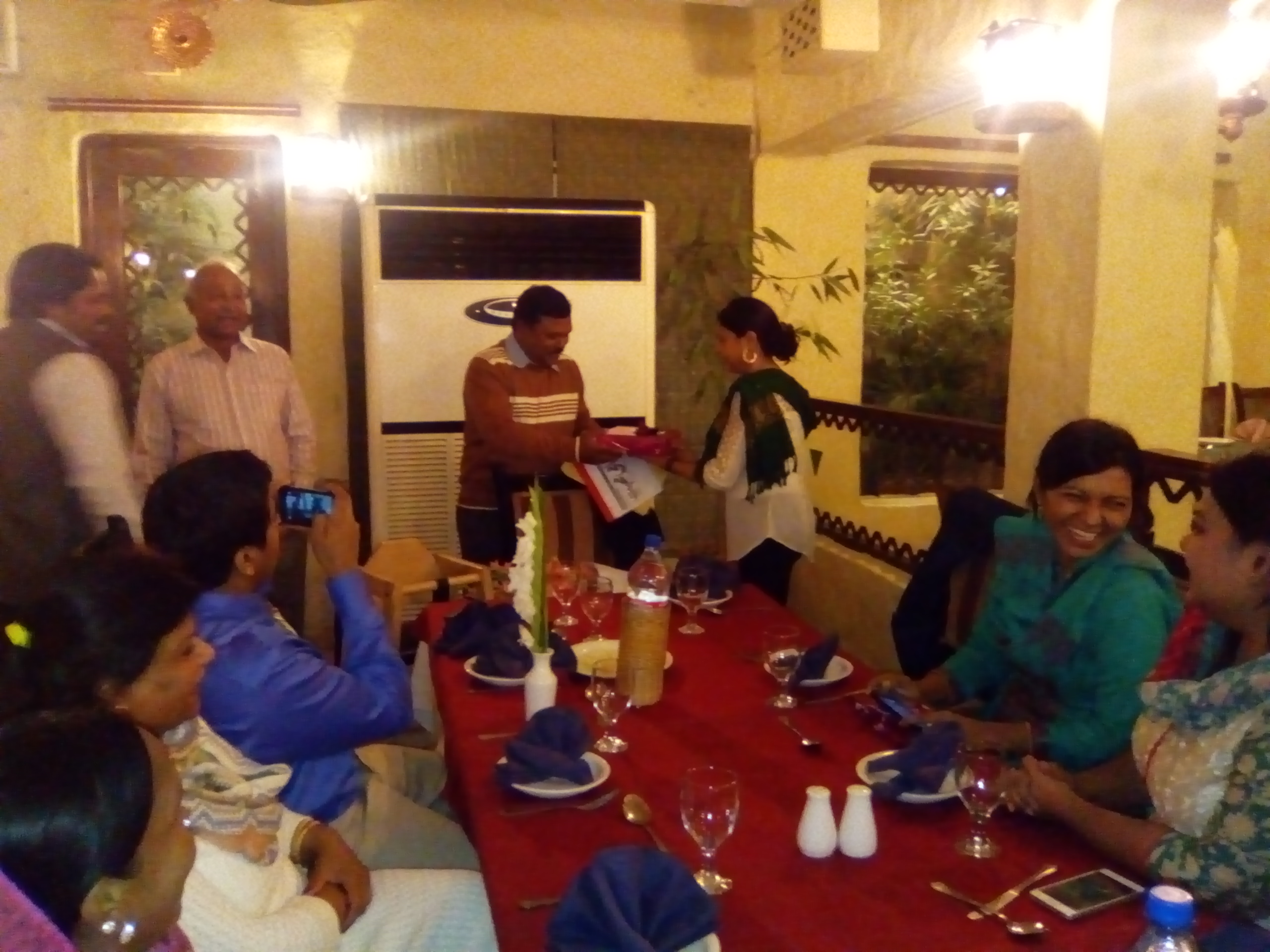 CLAAS کی چیف ایگزیکٹو ایگا کینی نے سٹاف کو ڈنر دیا