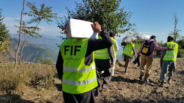 زلزلہ زدگان کے درمیان چند لمحات