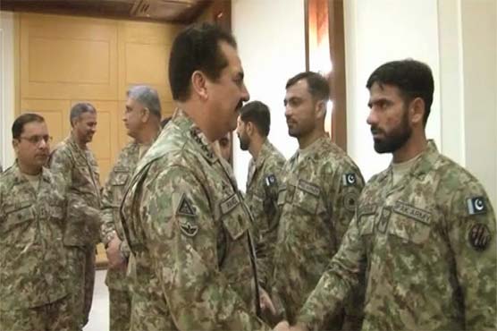 کیمبرین جنگی مشقوں میں طلائی تمغہ حاصل کرنیوالی ٹیم کی آرمی چیف سے ملاقات