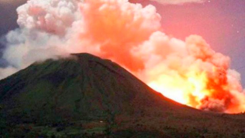 انڈونیشیا کا آتش فشاں مسلسل راکھ اگل رہا ہے