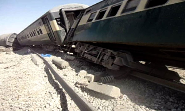 جعفرایکسپریس پٹڑی سے اترنے سے ڈرائیور سمیت 4 افراد جاں بحق، 100 سے زائد زخمی