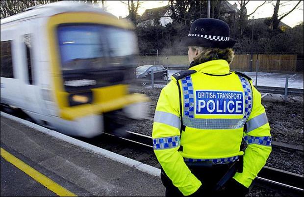 لندن: مسلمان خاتون کو چلتی ٹرین کے آگے دھکا دے دیا گیا