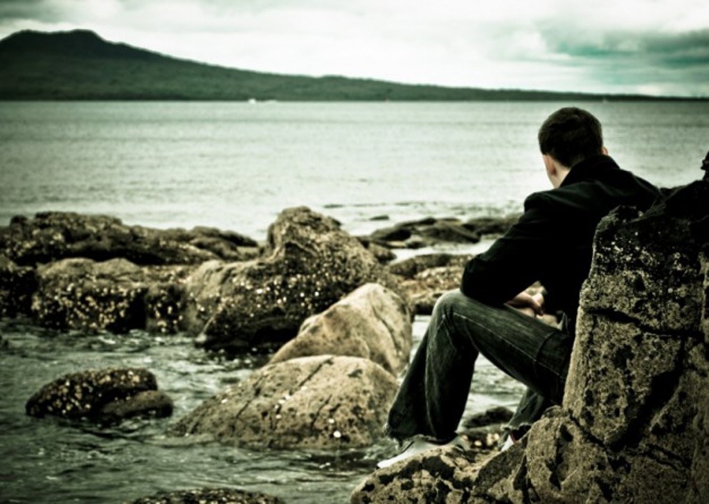 شناسائی    سے    تم    بچنا    شناخت   مار     دیتی     ہے