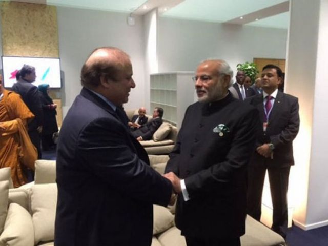 وزیراعظم نواز شریف اور بھارتی ہم منصب کی پیرس میں غیررسمی ملاقات