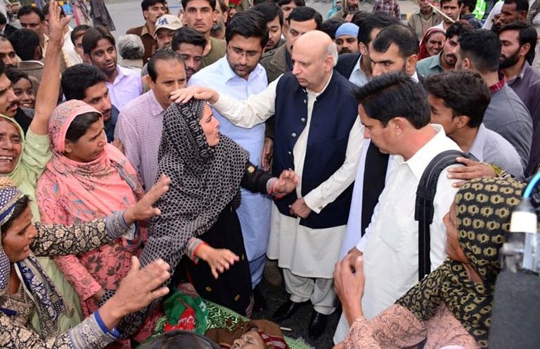 چوہدری محمد سرور کی قیادت کارکنوں کی ٹارگٹ کلنگ کے خلاف  گورنر ہاوس کے باہر اختجاجی دھرنہ