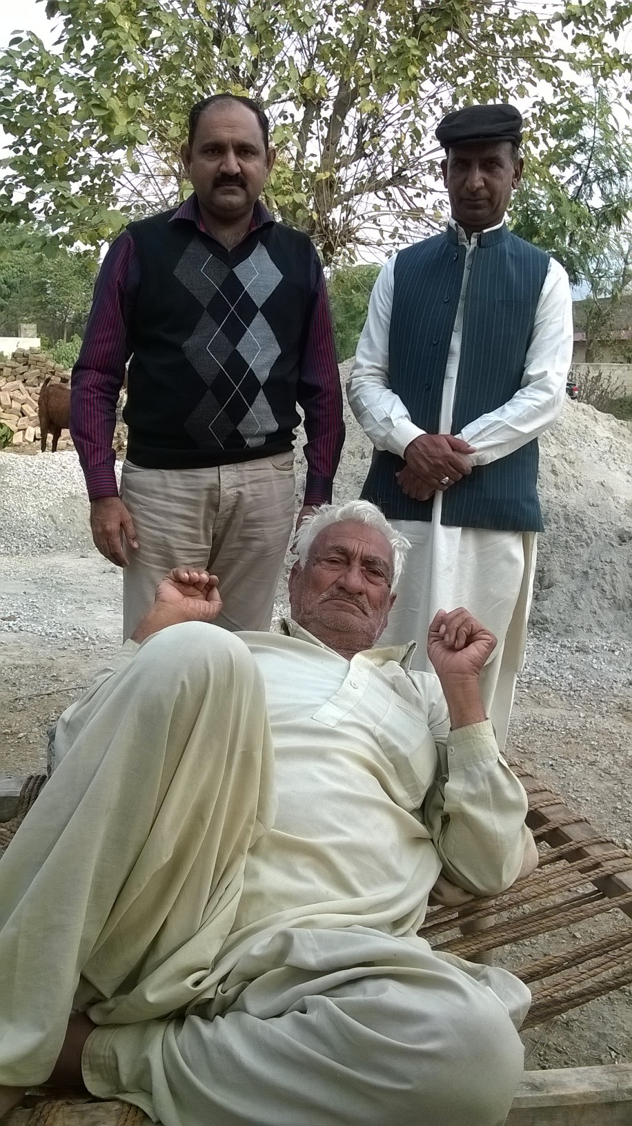 پیر حمید خان آف عمر خانہ، تربیلہ غازی شہزاد حسین بھٹی اور اقبال زرقاش کے ہمراہ خوشگوار موڈ میں