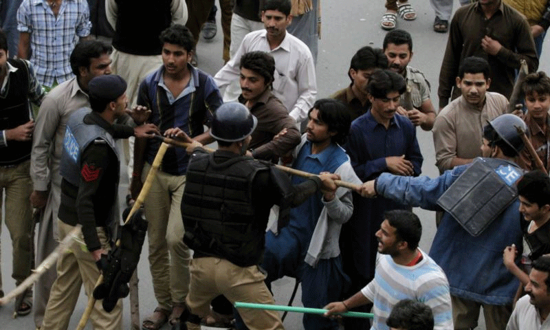 مون گارڈن کے رہائشیوں کا سندھ ہائیکورٹ کے باہراحتجاج