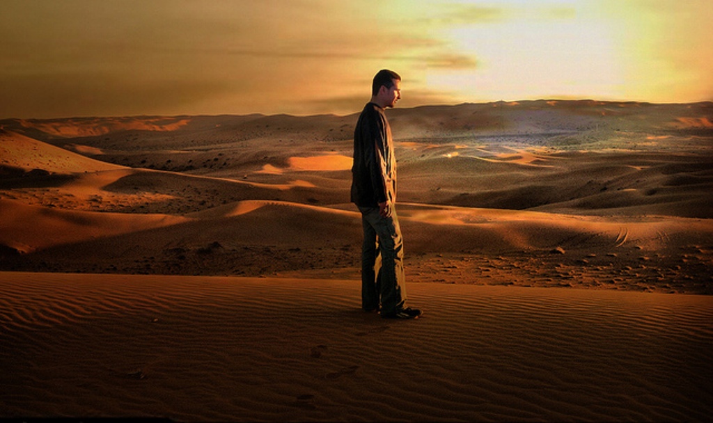 بھری محفل میں وہ تنہا رہا ہے